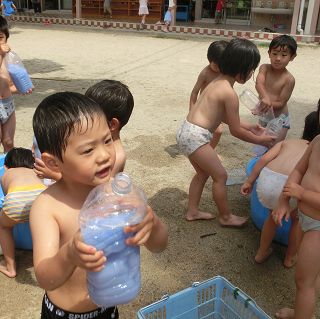 幼稚園　裸　水 img03.hamazo.tv/usr/s/a/n/sansho/P1050347s-s%E3%82...