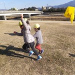 ことり組、ひよこ組　賀茂川で凧あげ　1月14日（木）